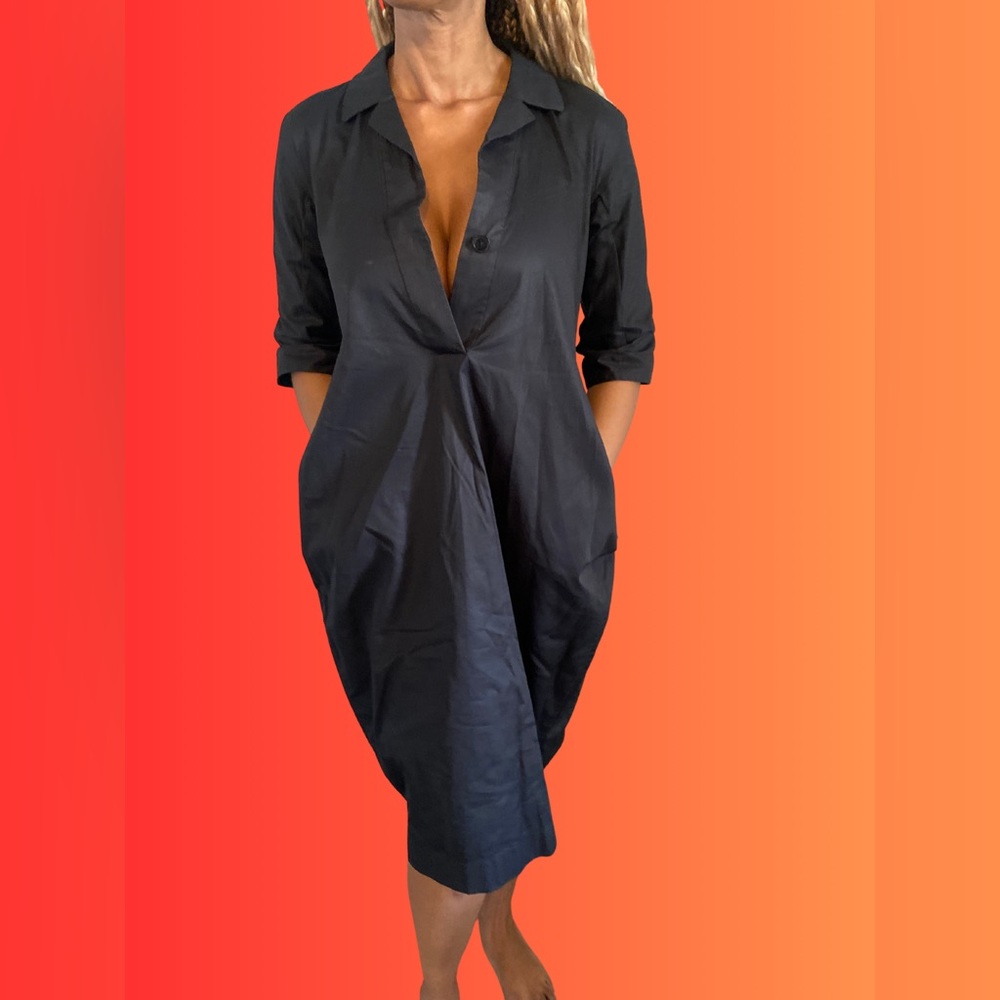Gorgeous classic JILL SANDER dress in crisp black fabric! This dress has pockets